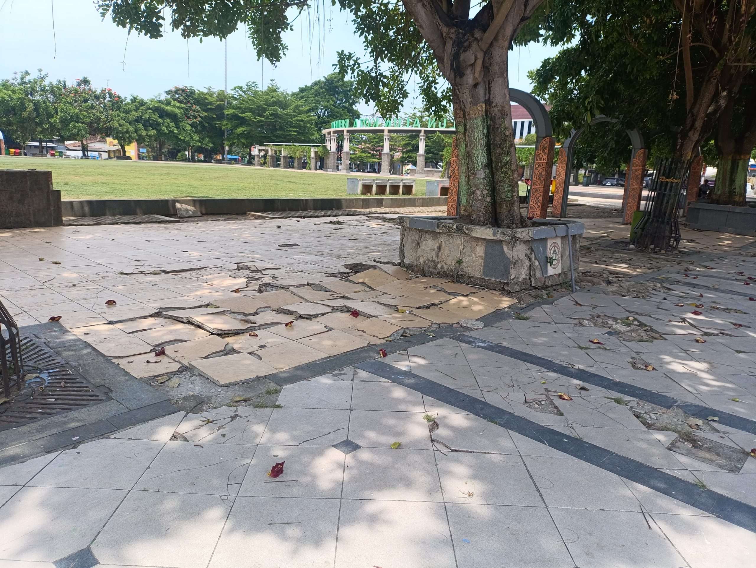 Kondisi lantai dasar Alun-Alun Rembang yang nampak rusak parah (Foto: Ahmat Saiful/KlikFakta)
