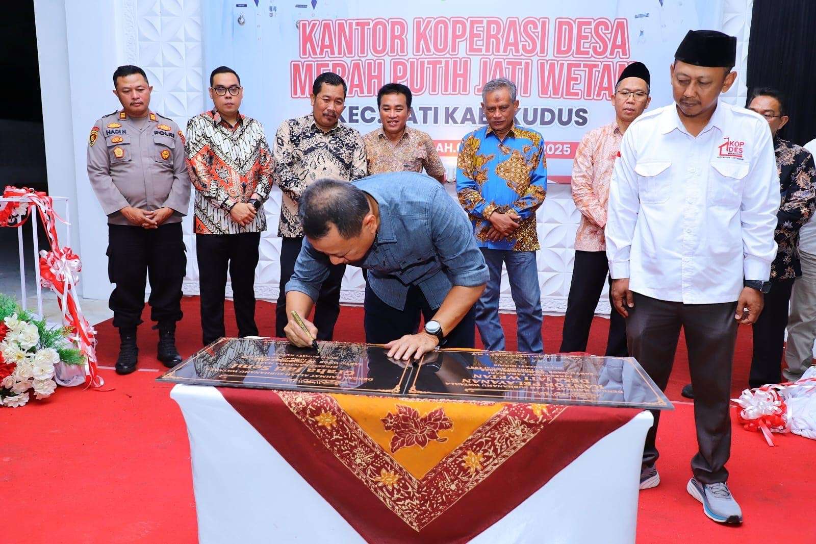 Bupati Kudus Sam’ani Intakoris meresmikan Gedung Graha Jati Semi dan Koperasi Desa Merah Putih di Desa Jati Wetan, Kecamatan Jati, Sabtu (8/11/2025) malam (dok. Foto Pemkab Kudus)