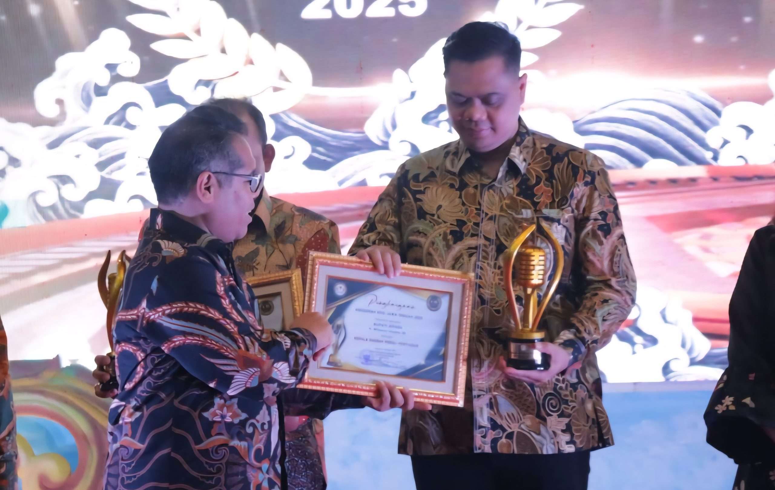 Penyerahan penghargaan kepada Bupati Jepara Witiarso Utomo dalam ajang Anugerah Penyiaran KPID Award 2025 di Pendopo R.A. Kartini Jepara, Jumat (31/10/2025) malam (laman resmi Pemkab Jepara)