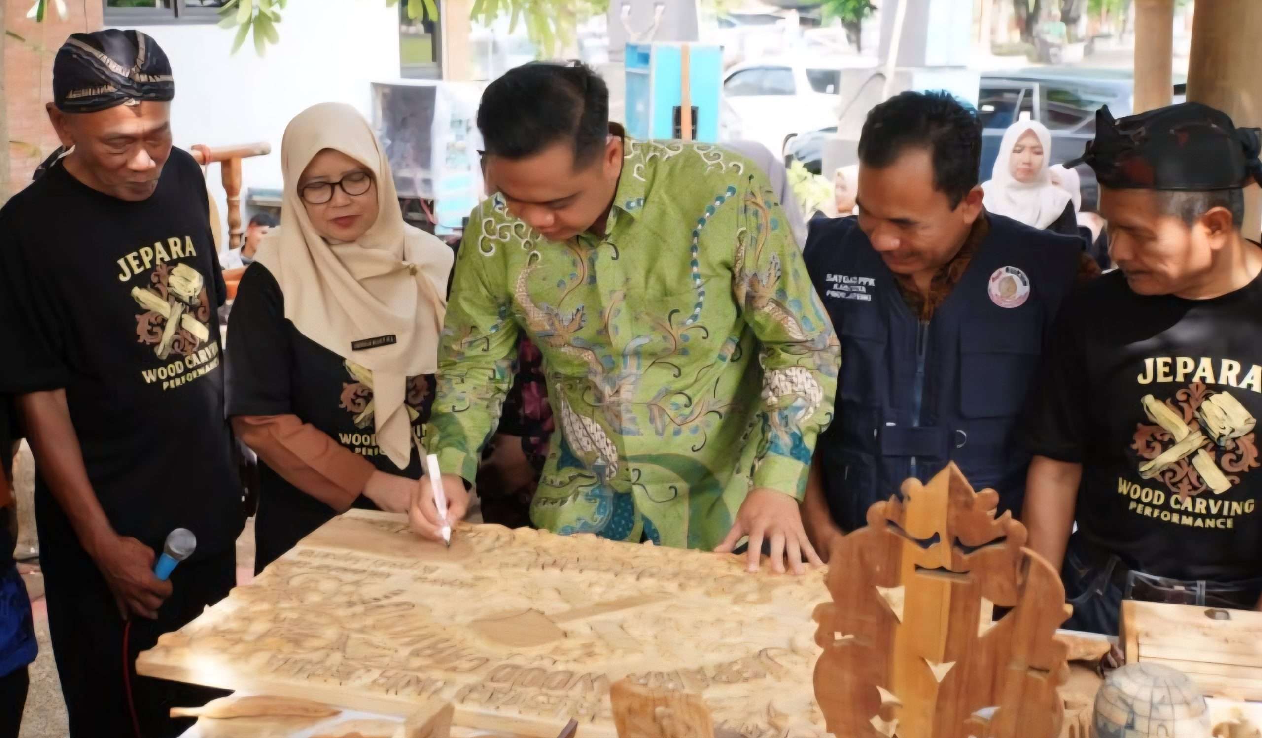 Bupati Jepara meluncurkan Jepara Wood Carving Performance di kawasan wisata Pantai Kartini Jepara pada Kamis (6/11/2025) (foto: laman resmi Pemkab Jepara)