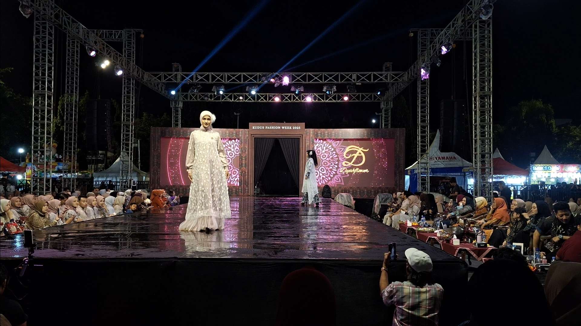 Malam puncak Kudus Fashion Week (KFW) 2025 di Alun-alun Simpang Tujuh pada Sabtu (8/11)