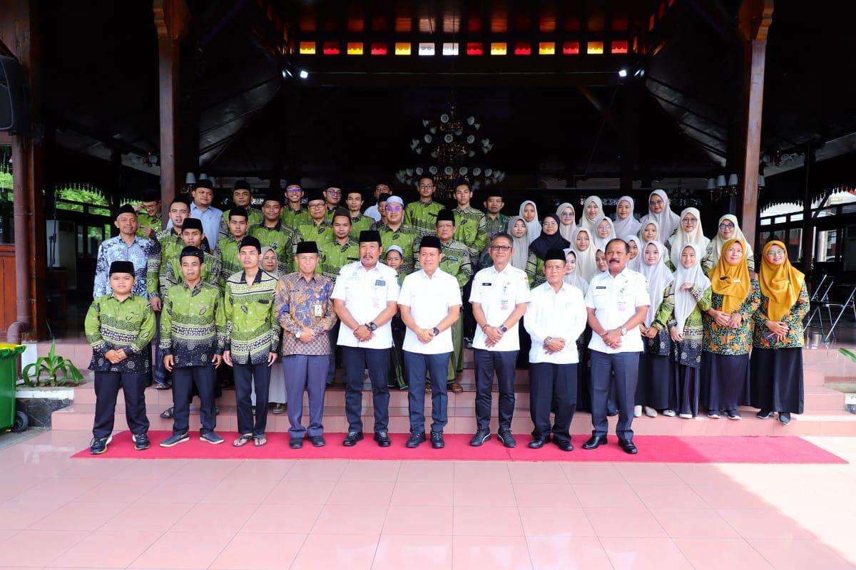 Pelepasan Kafilah Musabaqah Tilawatil Qur’an dan Hadis (MTQH) XXXI Kabupaten Kudus tingkat Provinsi Jawa Tengah Tahun 2025 di Pendapa Kabupaten Kudus, Rabu (5/11/2025) (foto: dok. Pemkab)