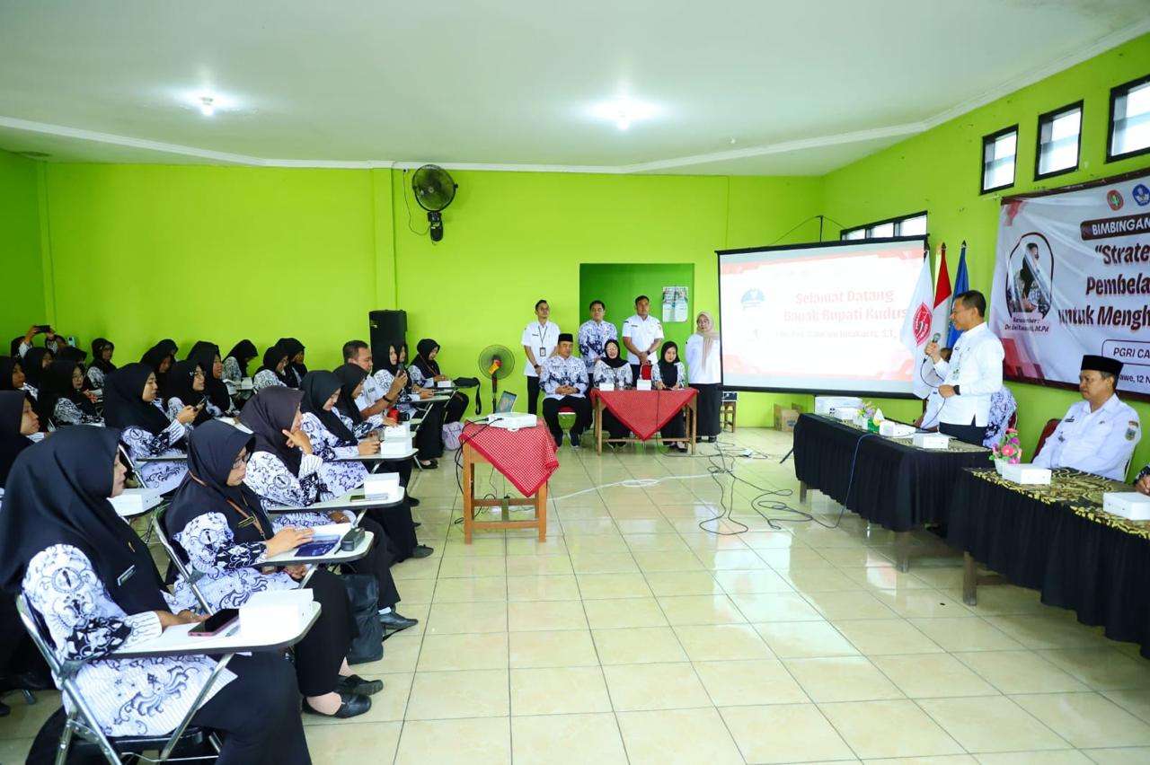 Pembukaan Bimtek PGRI dengan tema “Strategi dan Simulasi Mendalam untuk Menghindari Miskonsepsi” ini dibuka pada Rabu (12/11) di aula Korwilcam Dawe