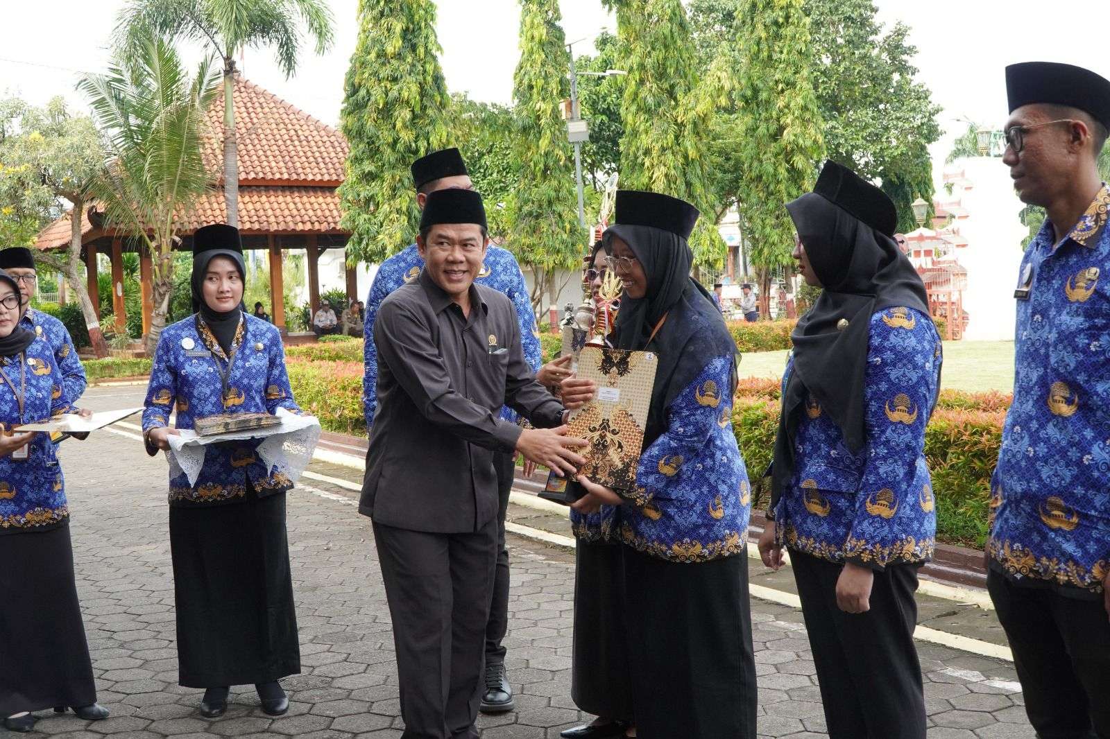 Memperingati Hari Guru Nasional (HGN) yang jatuh pada 25 November 2025, Ketua DPRD Kabupaten Jepara, Agus Sutisna, menyampaikan apresiasi setinggi-tingginya kepada seluruh guru di Indonesia.