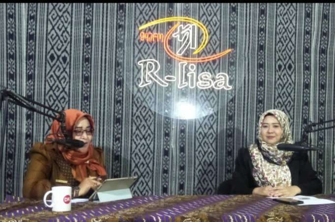 Sekretaris Komisi C DPRD Jepara Lusiana Afrianti, S.Psi., M.M. saat menjadi narasumber di salah satu radio di Jepara.