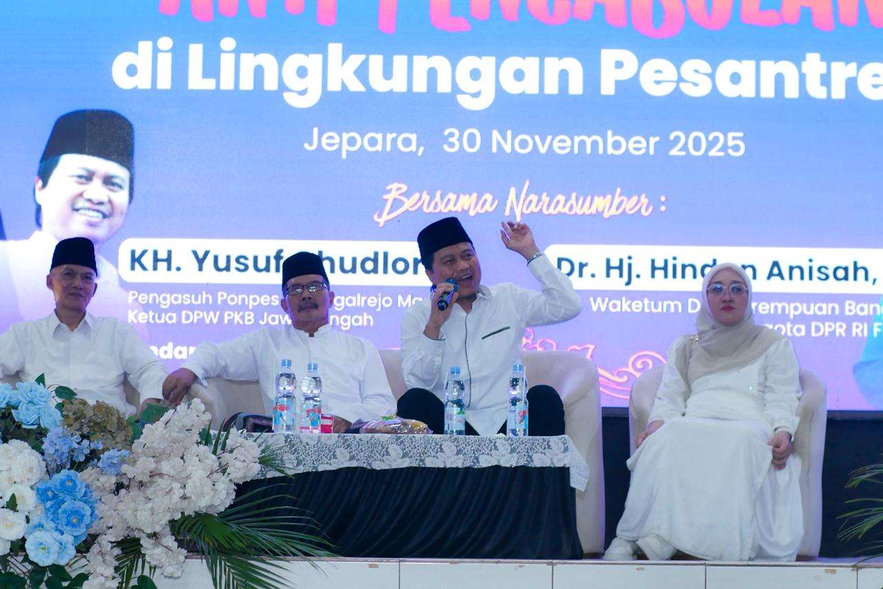 Pengasuh Pondok Pesantren API Tegalrejo Magelang, KH M. Yusuf Chudlori (tengah) menyampaikan materi.