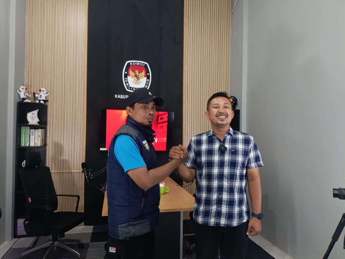 Ketua KNPI Rembang, Nuril Anwar bersama Ketua KPU Rembang, Khoirul Umam (Foto: klikFakta/Ahmat Saiful)