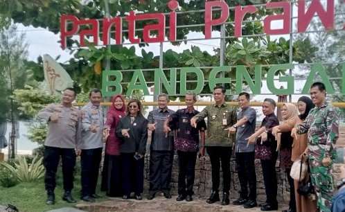 Sebanyak 12 anggota DPRD Jepara dari Daerah Pemilihan (Dapil) I yang hadir dalam Acara Bupati Ngantor Desa (Bungadesa) menyatakan komitmen kuat untuk mendukung pengembangan Pantai Bandengan.