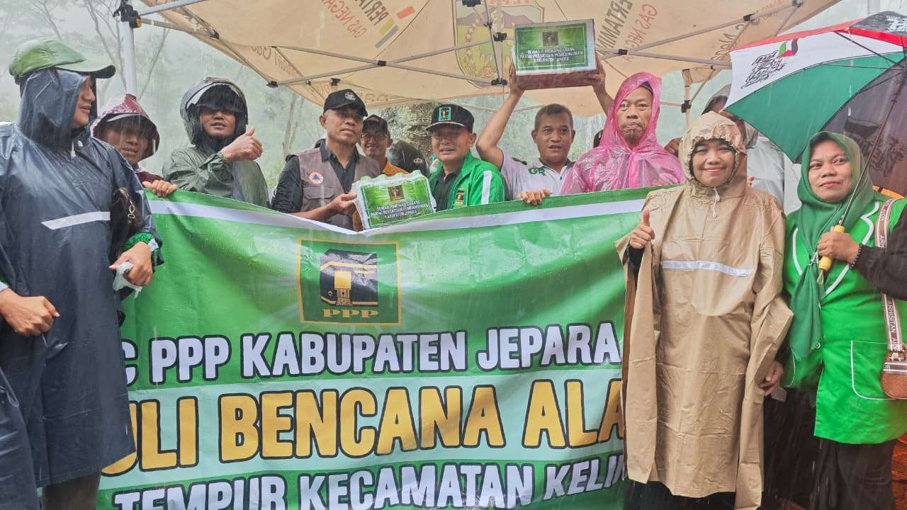Dewan Pimpinan Cabang (DPC) Partai Persatuan Pembangunan (PPP) Kabupaten Jepara. Bersama para pengusaha, DPC PPP Jepara menyalurkan bantuan logistik untuk warga Desa Tempur, Kecamatan Keling