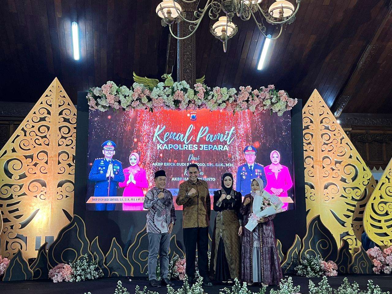 Foto bersama antara Ketua DPRD Jepara, Agus Sutisna dengan Kapolres Jepara, dalam acara perpisahan Kapolres lama AKBP Erick Budi Santoso dan penyambutan Kapolres baru AKBP Dr. Hadi Kristanto, S.I.K., M.M yang akan memimpin jajaran Polres Jepara.