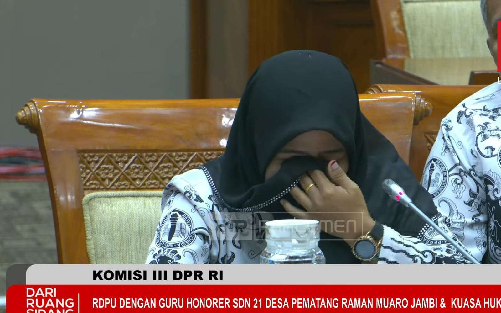 Tri Wulansari, seorang guru honorer SD yang jadi tersangka akibat cukur rambut siswa (Foto: Tangkapan Layar Kanal YouTube TVR PARLEMEN)