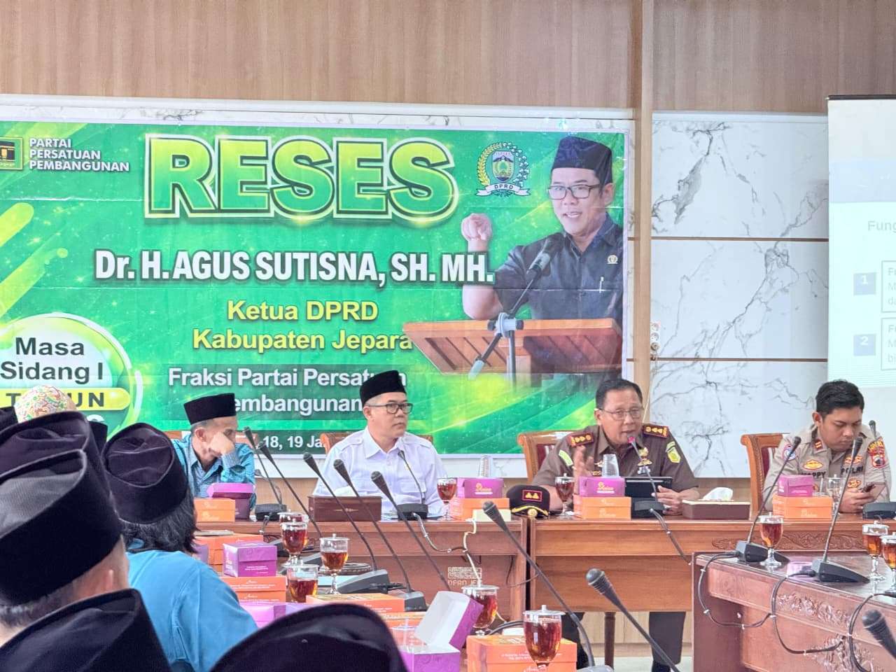 Kegiatan reses masa sidang I Tahun 2026 dengan memfasilitasi Forum Komunikasi Pondok Pesantren (FKPP) Kabupaten Jepara dalam sebuah forum dialog dan serap aspirasi bersama Kejaksaan Negeri dan Kepolisian, Senin (19/1/2026)