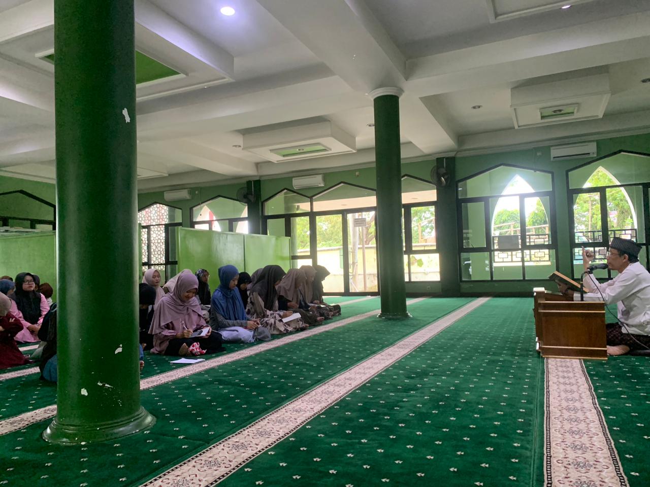 Dr. KH. Nur Said, M.A., M.Ag., dosen UIN Sunan Kudus yang juga Sekretaris PCNU Kudus serta Pengasuh Pesantren Literasi Prisma Quranuna (PrismaQu) Kudus saat mengisi kajian di masjid kampus UIN Sunan Kudus.